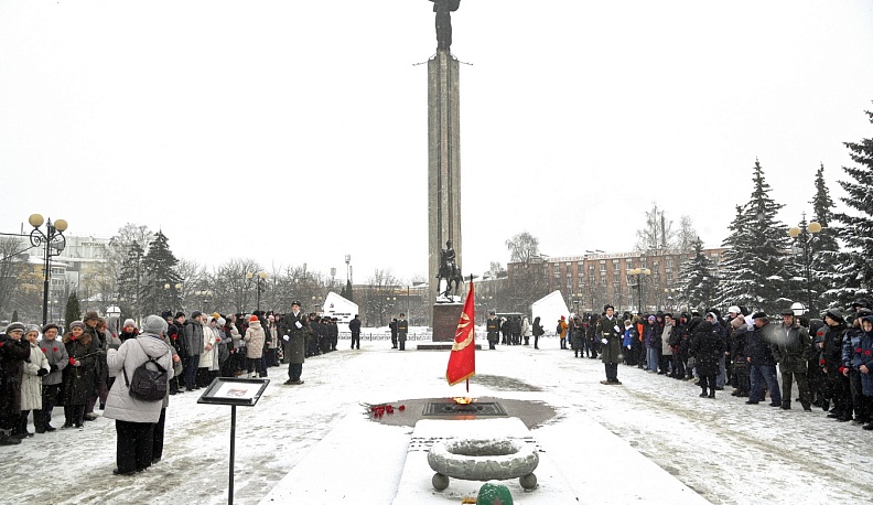 В Калуге возложили цветы к памятнику Маршала Победы Георгия Жукова