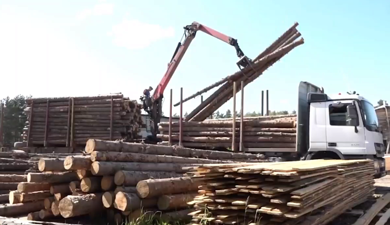 Кировский район отправил на фронт 60 кубометров лесоматериалов