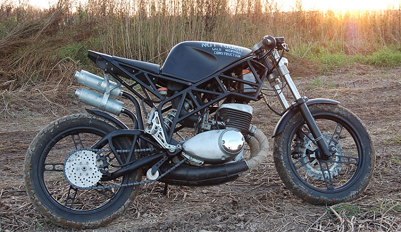 В гараже Андрея Герасимова рядом с машинами красуется «железный конь» - настоящий кастом-шедевр - авторский образец мотоцикла, сваренный из труб. Все это, от эскизов до дерзкого дизайнерского решения, дело рук нашего героя.