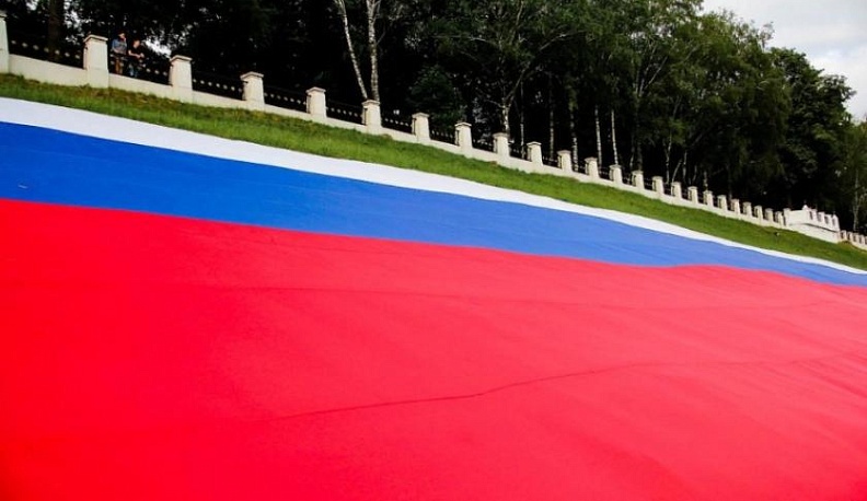 На склоне калужского городского парка, выходящего на Оку, развернули гигантский стяг