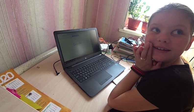 Волонтеры передали калужским многодетным семьям ноутбуки для дистанционного обучения детей