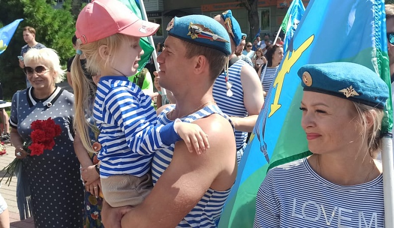 В Калуге десантники прошли шествием по улице Кирова