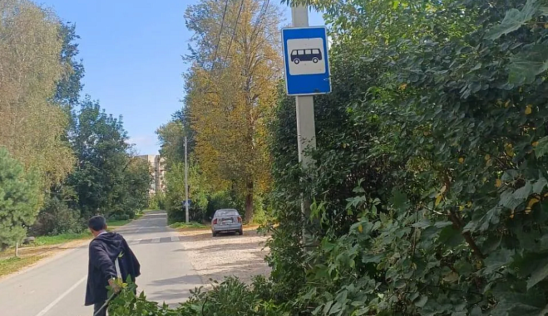 В Боровске срезали кусты вокруг дорожного знака после обращений граждан