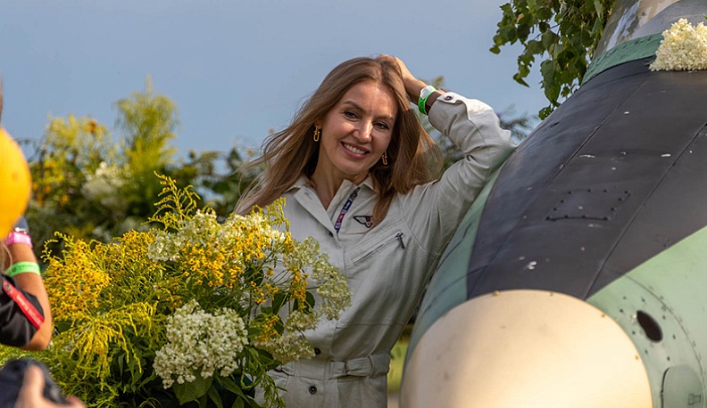– Ощущение свободы в небе не сравнить ни с чем. Мы ломаем многолетний стереотип о том, что девушки не в состоянии управлять самолетом. В нашей стране свыше 15 тысяч летчиков гражданской авиации, из них около 300 – женщины. Такие храбрые, сильные, стойкие