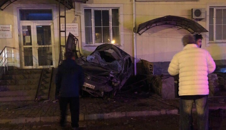 На Грабцевском шоссе в Калуге «логан» протаранил аптеку