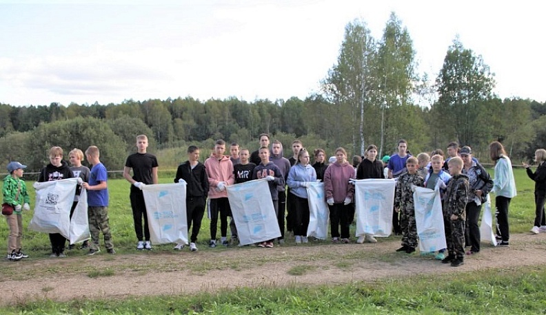 В Барятинском районе берег Милятинского водохранилища очистили от мусора 