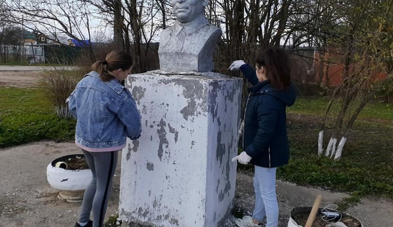 Волонтеры Жуковского района провели уборку территорий памятников и братских захоронений