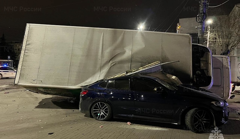 Ночью в Калуге перевернулась фура