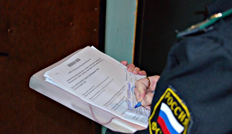 Приставы добрались до автомобиля и кредитки коммунального должника