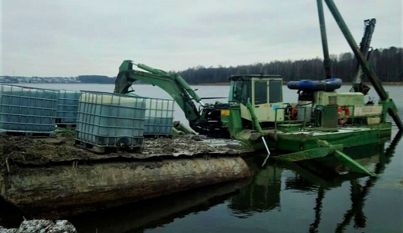 На Людиновском водохранилище взяли пробы воды для исследования