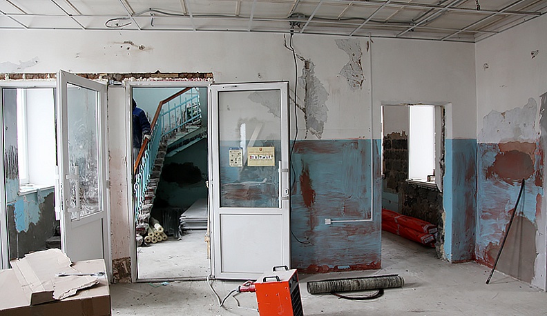 В Людинове продолжается ремонт здания детской поликлиники