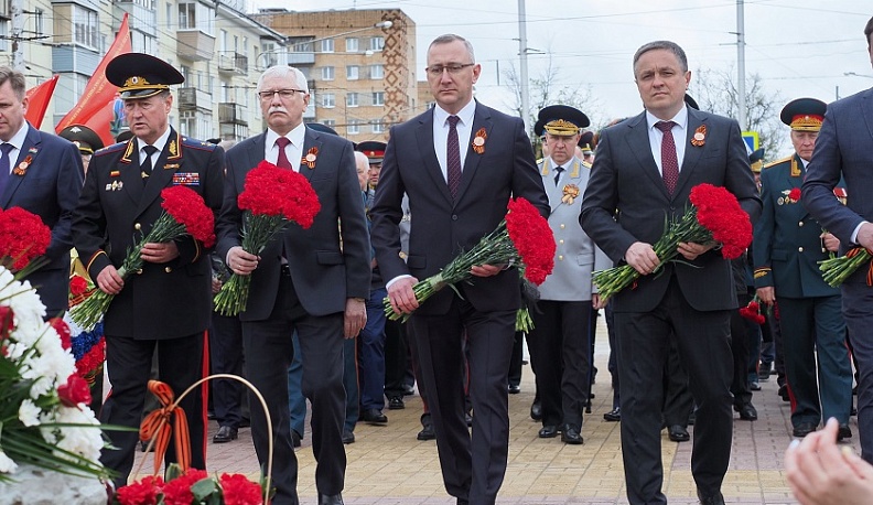 В Калуге на площади Победы власти области возложили цветы