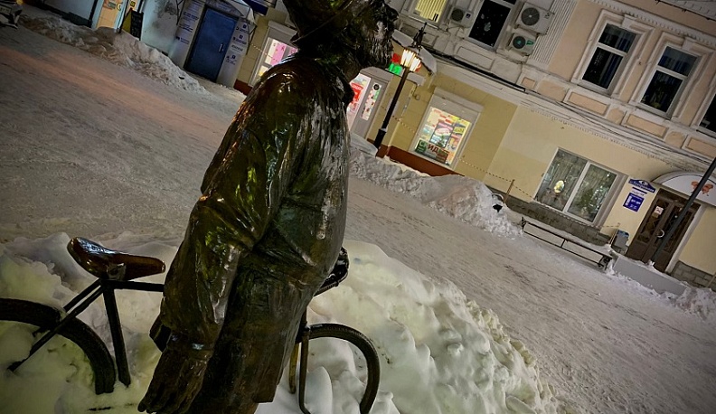 В Калуге снова повредили скульптуру Циолковского с велосипедом на Театральной