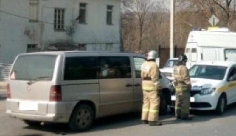Две иномарки столкнулись на Набережной в Калуге