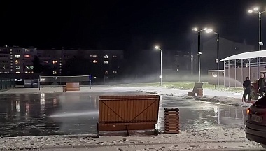 В Тарусе на новом стадионе впервые заливают каток