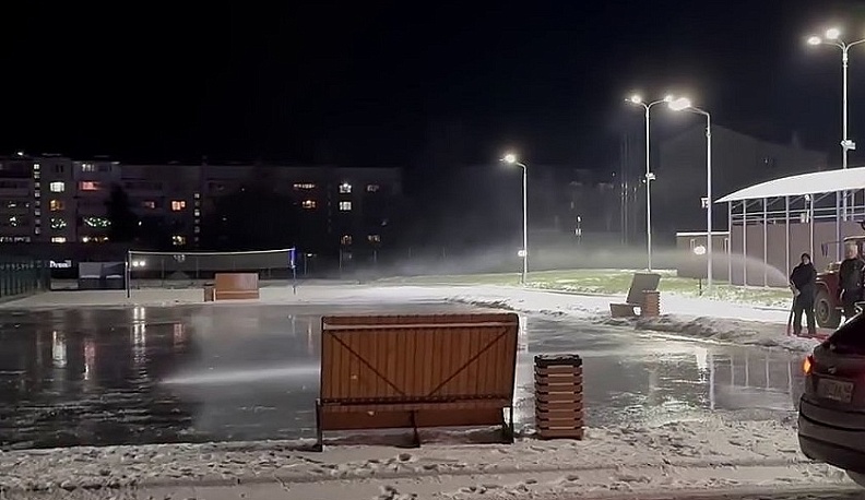 В Тарусе на новом стадионе впервые заливают каток