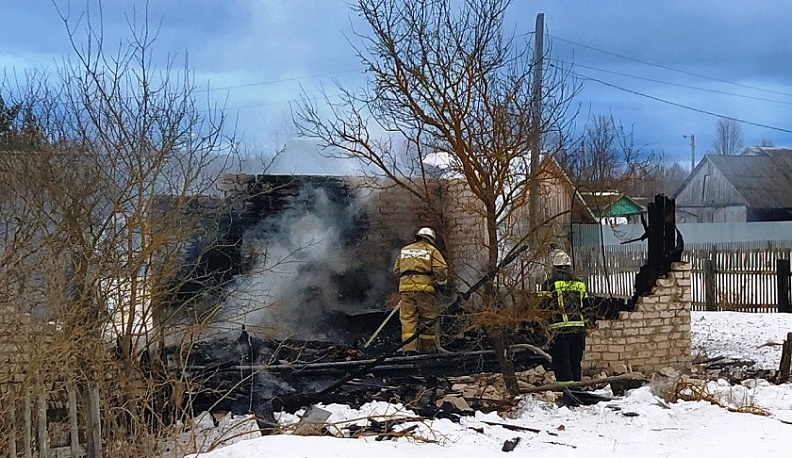 В Думиничском районе при пожаре дома пострадал человек