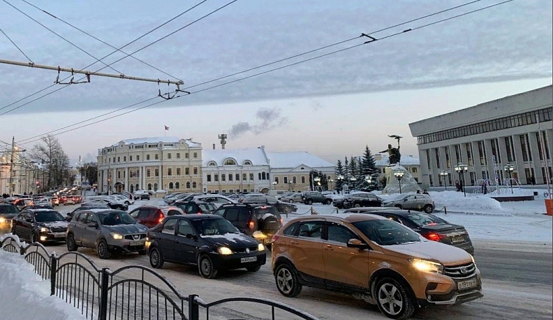 В Калуге запретили парковаться вблизи катка на Старом Торге