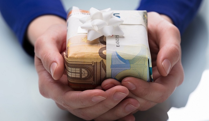 Приставы напомнили калужанам о запрете дарения подарков должностным лицам