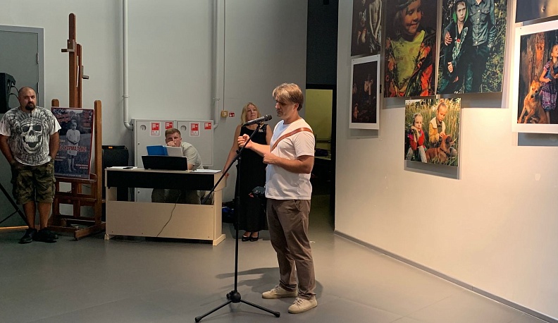 В Калуге открылась фотовыставка детских портретов «Сядь нормально!»