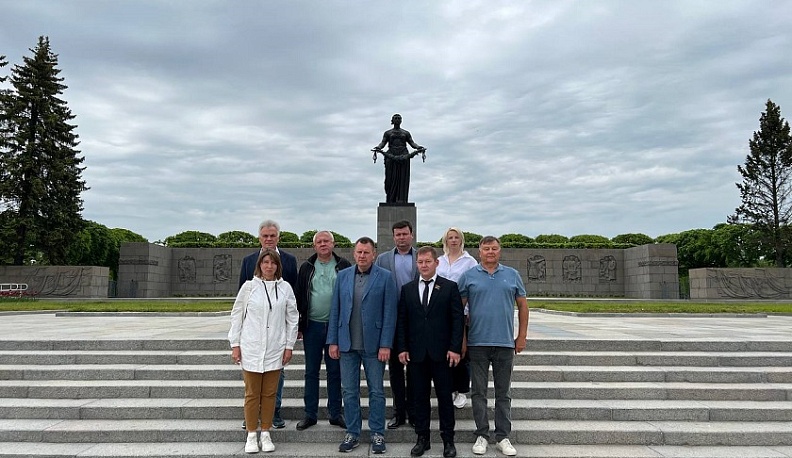 Калужская делегация возложила цветы к монументу «Мать-Родина»