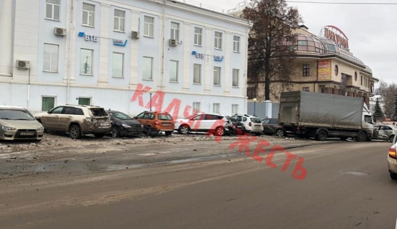 Дорожные войны: на улице Марата в Калуге грузовик протаранил несколько припаркованных машин
