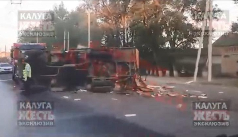 В жутком ДТП с грузовиками в Калуге пострадали четыре человека