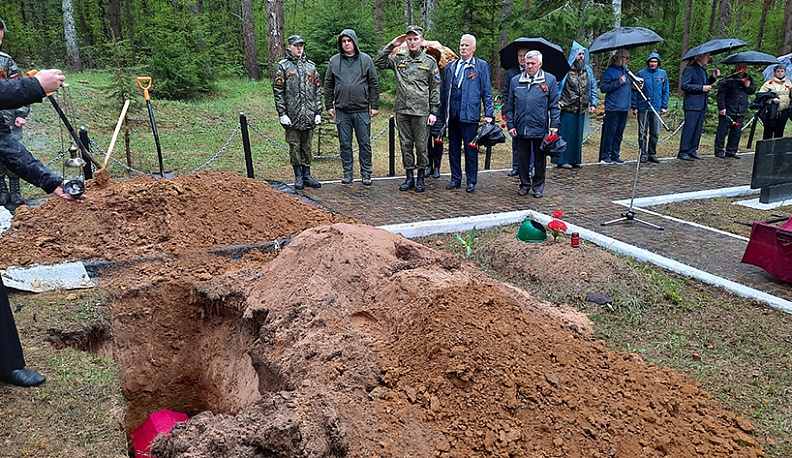 После траурного митинга и литии по погибшим воинам, совершенной настоятелем храма Смоленской иконы Божией Матери протоиереем Алексием Казаковым, останки бойцов предали земле. Все время шел дождь, будто сама природа оплакивала павших.