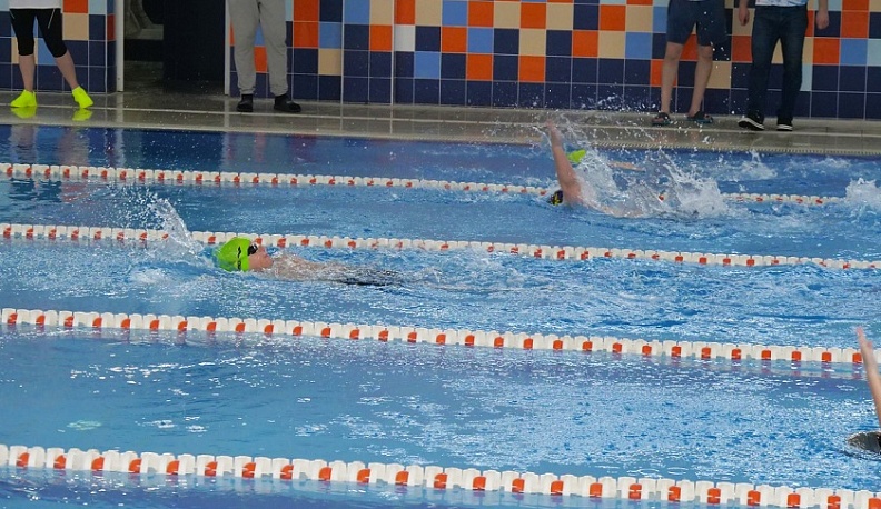 Людиновские пловцы завоевали более 20 медалей на межрегиональных соревнованиях в Сухиничах 