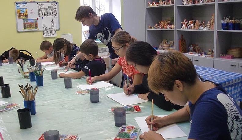 Калужские школьники попробовали себя в акварельном скетче