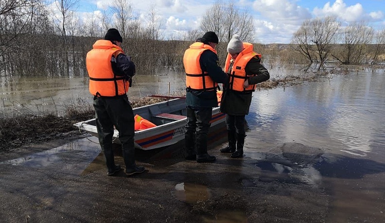 В подтопленных деревнях Калужской области людей перевозят на лодках