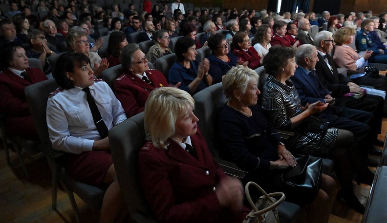 Владислав Шапша поздравил сотрудников санитарно-эпидемиологической службы России с юбилеем