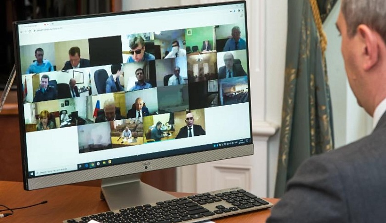 Врачи, работающие с зараженными коронавирусом пациентами, получат региональные выплаты уже завтра