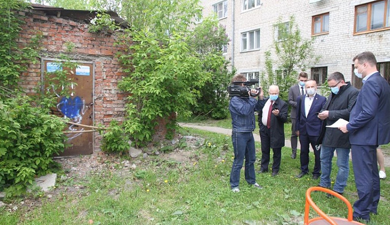 На Терепце жители пожаловались Дмитрию Денисову на тротуары и лестницу