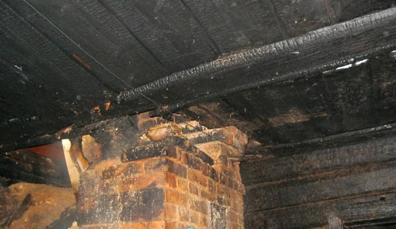 Следователи проводят проверку после гибели женщины на пожаре в Кирове