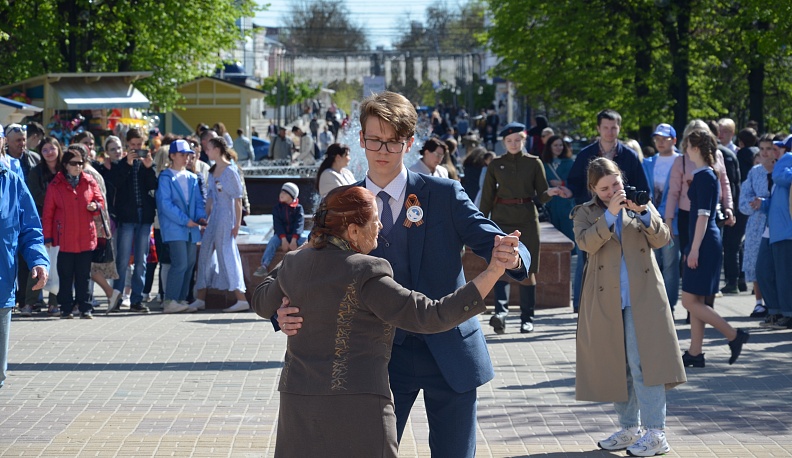 Жители Калуги закружились в «Вальсе Победы»