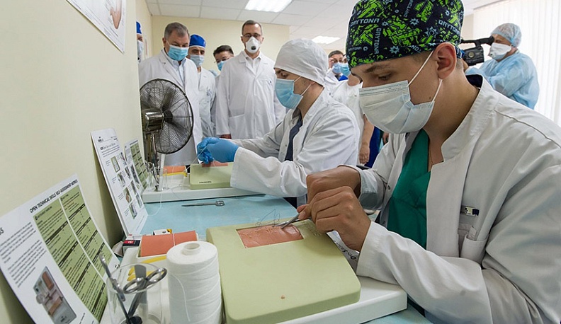 Шьют и оперируют виртуально