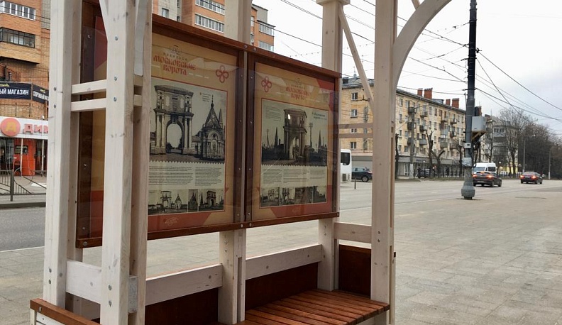 В Калуге смонтировали деревянные Московские ворота на Ленина