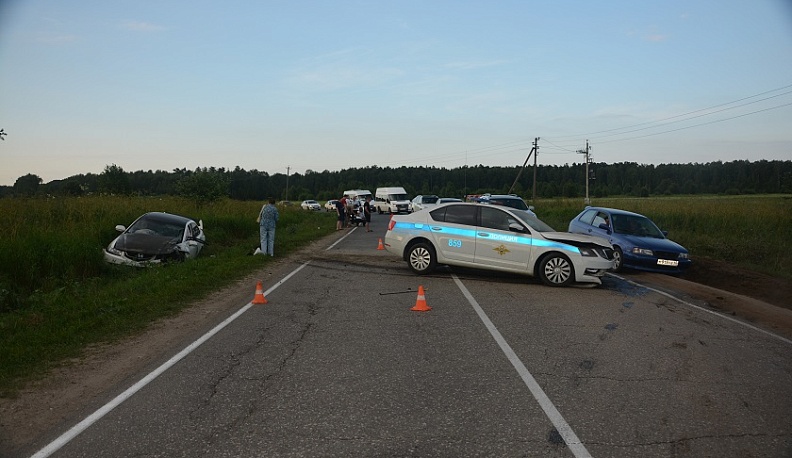 Под Тарусой машина ГИБДД вылетела на встречку и протаранила иномарку 