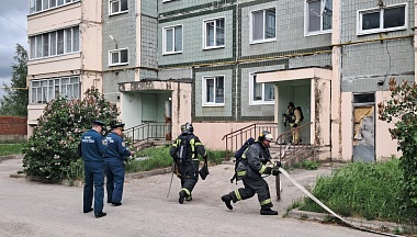 Хвастовичские спасатели отработали экстренные действия при взрыве бытового газа в многоквартирном жилом доме