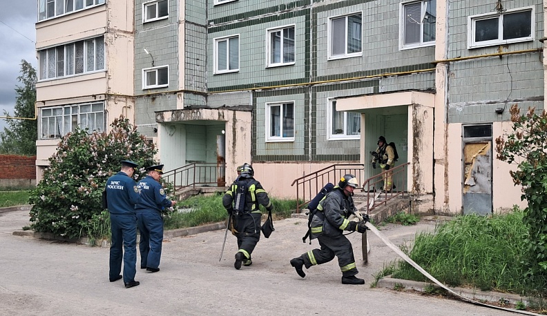 Хвастовичские спасатели отработали экстренные действия при взрыве бытового газа в многоквартирном жилом доме