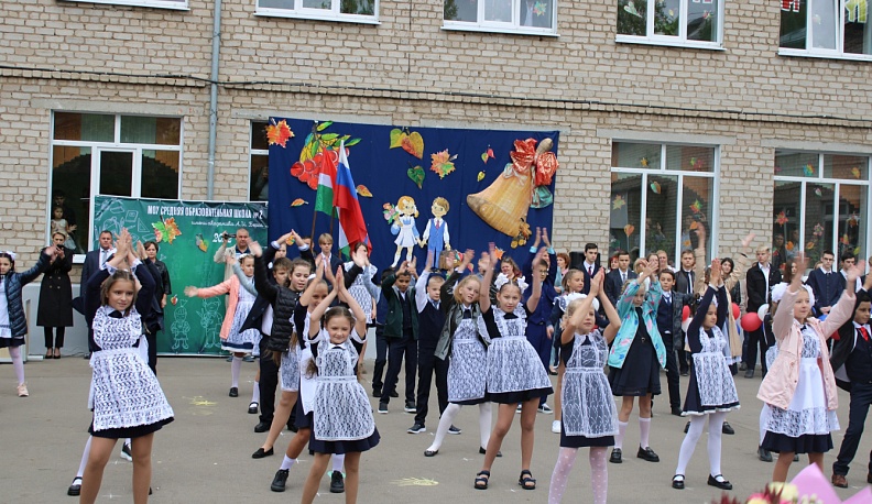 В Жуковском районе прошли праздничные линейки в честь Дня знаний