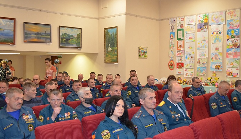 Сегодня в Людинове чествовали представителей доблестной профессии огнеборцев и ветеранов службы