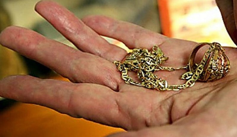 В Малоярославце девушка стрельнула у соседа сигареты вместе с золотой цепочкой и кольцом