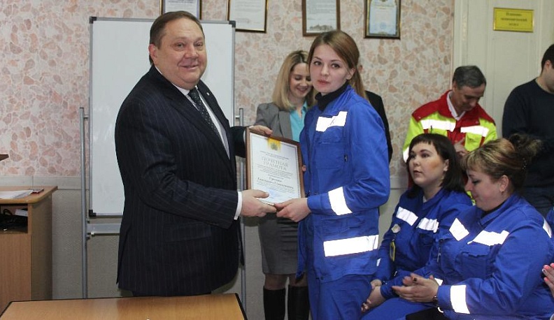 Министр здравоохранения области Константин Баранов вручил региональные награды сотрудникам калужской скорой 