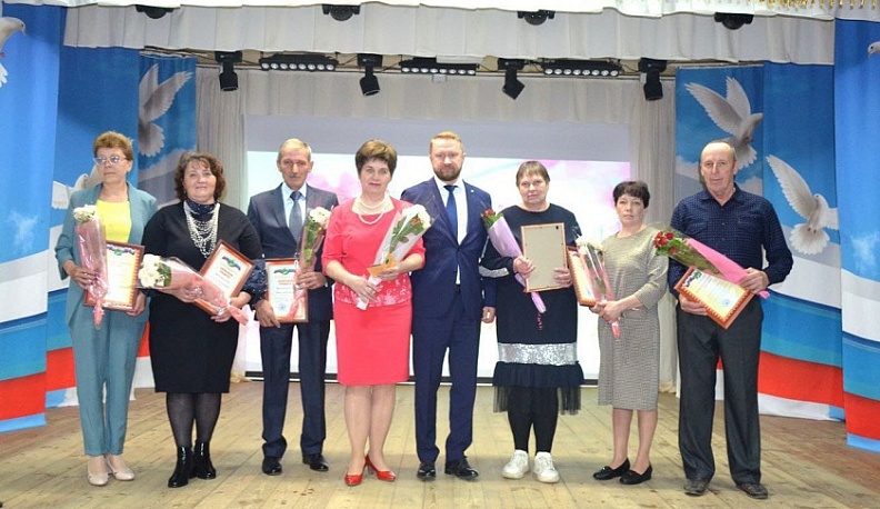 В Юхновском райне состоялось торжество, посвящённое Дню местного самоуправления и празднику Весны и Труда