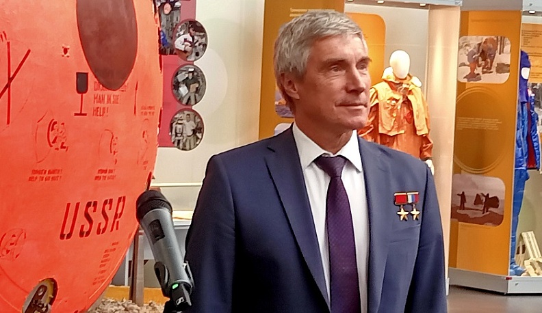 Калужский вымпел, слетавший на орбиту, вернулся домой