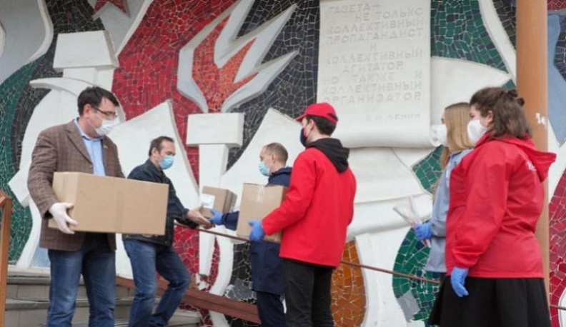 Две тысячи медицинских масок передали калужским журналистам из областного отделения Общероссийского народного фронта