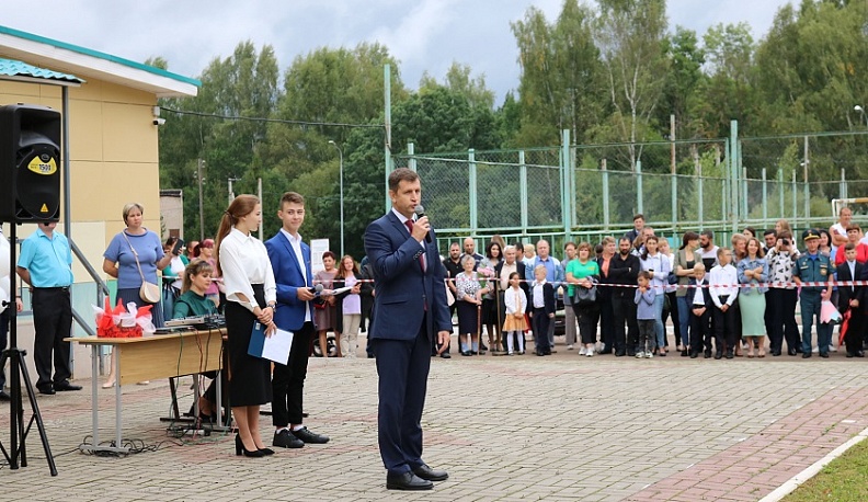 Дмитрий Разумовский поздравил учеников Ферзиковской средней школы с Днем знаний 