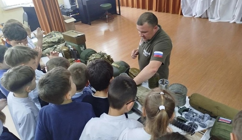 Школьников Ферзиковского округа знакомят с передвижным музеем СВО